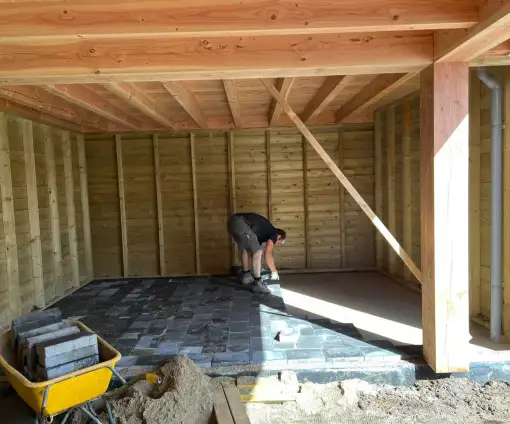 images/0000nieuws/2022/10-tuin-aanleggen-berkel-enschot/tuinoverkapping-plaatsen-douglas-hout-berkel-enschot-met-met-vloer-in-overkapping-510x424-fbe