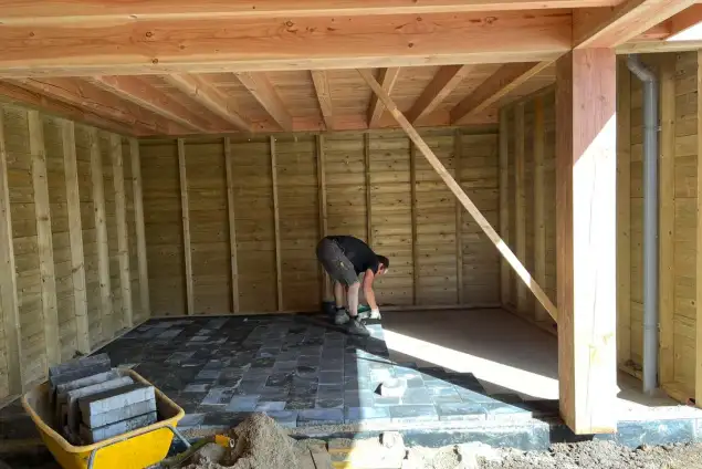 images/0000nieuws/2022/10-tuin-aanleggen-berkel-enschot/tuinoverkapping-plaatsen-douglas-hout-berkel-enschot-met-met-vloer-in-overkapping-635x424-75f
