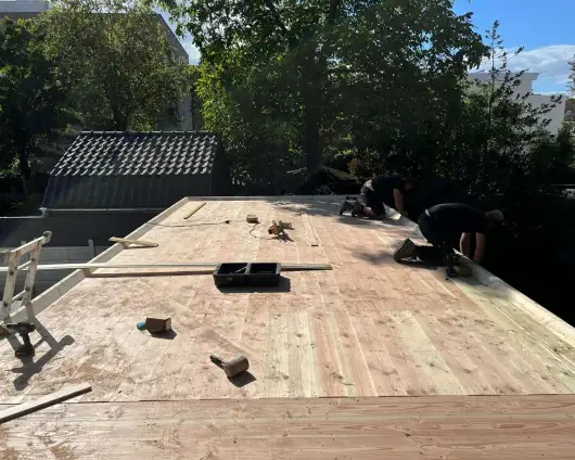 images/0000nieuws/2022/10-tuin-aanleggen-berkel-enschot/tuinoverkapping-plaatsen-douglas-hout-berkel-enschot1-530x424-927