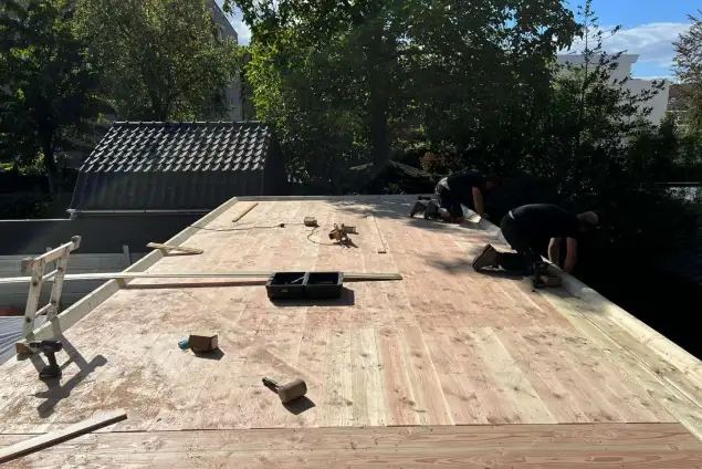 images/0000nieuws/2022/10-tuin-aanleggen-berkel-enschot/tuinoverkapping-plaatsen-douglas-hout-berkel-enschot1-635x424-585