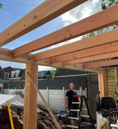 images/0000nieuws/2022/10-tuin-aanleggen-berkel-enschot/tuinoverkapping-plaatsen-douglas-hout-berkel-enschot2-390x424-6b6