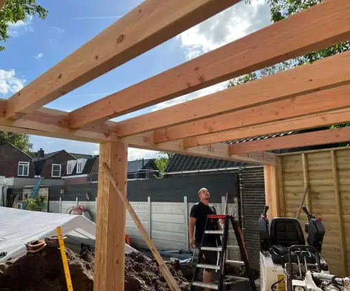 images/0000nieuws/2022/10-tuin-aanleggen-berkel-enschot/tuinoverkapping-plaatsen-douglas-hout-berkel-enschot2-510x424-60b
