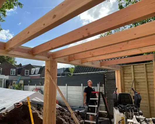 images/0000nieuws/2022/10-tuin-aanleggen-berkel-enschot/tuinoverkapping-plaatsen-douglas-hout-berkel-enschot2-530x424-164