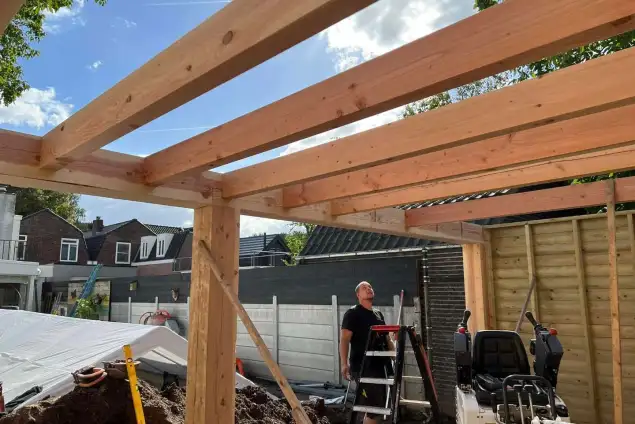 images/0000nieuws/2022/10-tuin-aanleggen-berkel-enschot/tuinoverkapping-plaatsen-douglas-hout-berkel-enschot2-635x424-97b