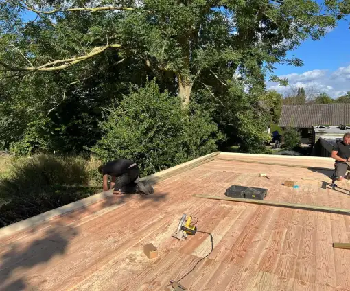 images/0000nieuws/2022/10-tuin-aanleggen-berkel-enschot/tuinoverkapping-plaatsen-douglas-hout-berkel-enschot3-510x424-899