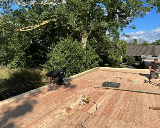 images/0000nieuws/2022/10-tuin-aanleggen-berkel-enschot/tuinoverkapping-plaatsen-douglas-hout-berkel-enschot3-530x424-018