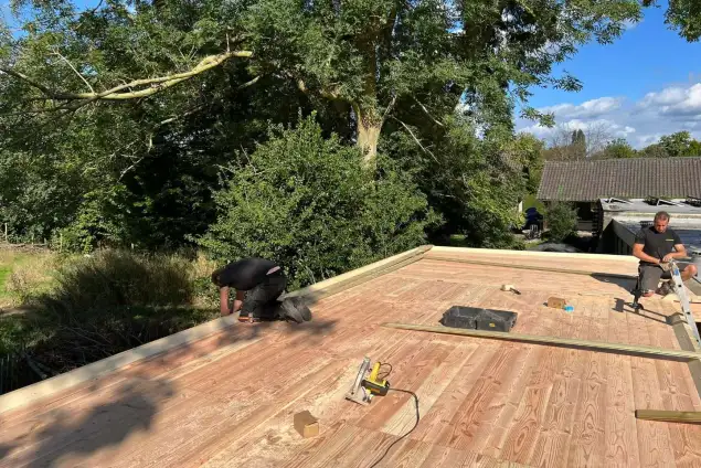 images/0000nieuws/2022/10-tuin-aanleggen-berkel-enschot/tuinoverkapping-plaatsen-douglas-hout-berkel-enschot3-635x424-1fc