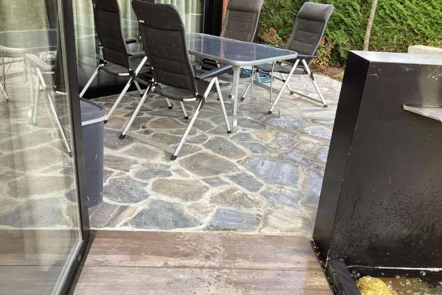 blauw grijze flagstone leggen in de tuin welk zetbedrijf heeft hier ervaring mee. hoveniers flagstone vakwerk invoegen flagstone