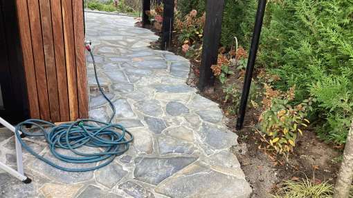 blauw grijze flagstone leggen in de tuin welk zetbedrijf heeft hier ervaring mee. hoveniers flagstone vakwerk invoegen flagstone