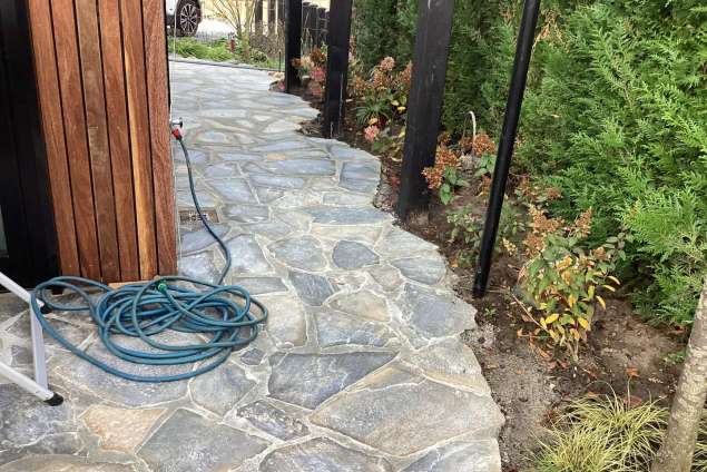 blauw grijze flagstone leggen in de tuin welk zetbedrijf heeft hier ervaring mee. hoveniers flagstone vakwerk invoegen flagstone