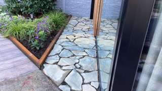 blauw grijze flagstone leggen in de tuin welk zetbedrijf heeft hier ervaring mee. hoveniers flagstone vakwerk invoegen flagstone