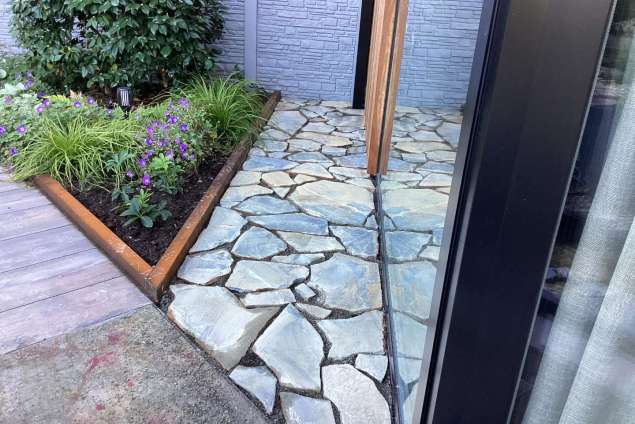 blauw grijze flagstone leggen in de tuin welk zetbedrijf heeft hier ervaring mee. hoveniers flagstone vakwerk invoegen flagstone