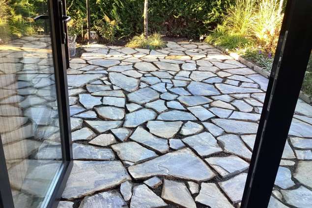 blauw grijze flagstone leggen in de tuin welk zetbedrijf heeft hier ervaring mee. hoveniers flagstone vakwerk invoegen flagstone