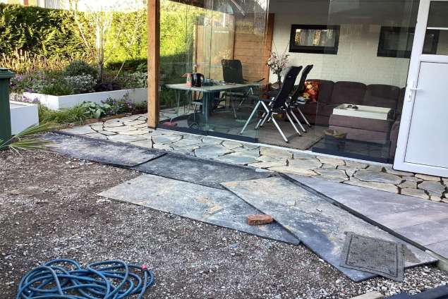 blauw grijze flagstone leggen in de tuin welk zetbedrijf heeft hier ervaring mee. hoveniers flagstone vakwerk invoegen flagstone