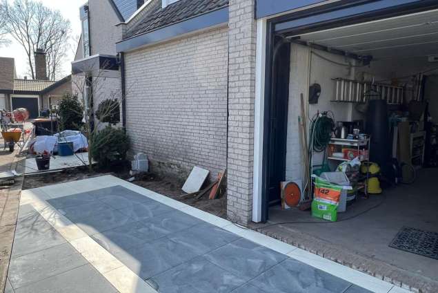 Voortuin aanleggen in Tilburg met witte planten bakken en keramische tegels 