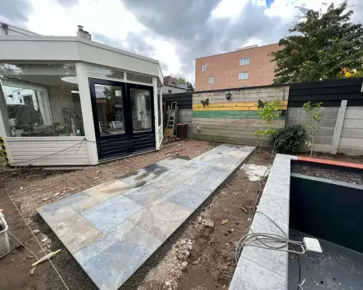 images/0000nieuws/2022/11-zwemvijver-aanleggen-berkel-enschot/zwemvijver-aanleggen-tilburg-berkel-enschot-advies-over-zwemvijver-keramische-tegels-530x424-c7e