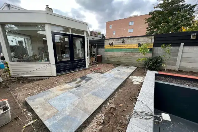 images/0000nieuws/2022/11-zwemvijver-aanleggen-berkel-enschot/zwemvijver-aanleggen-tilburg-berkel-enschot-advies-over-zwemvijver-keramische-tegels-635x424-45b