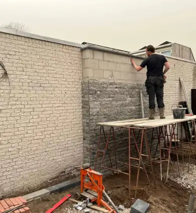 images/0000nieuws/2022/16-3-steenstrips/steenstrips-muur-maken-luxe-tuin-aanleg-tilburg-met-keramische-tegels-breda-390x424-0b1