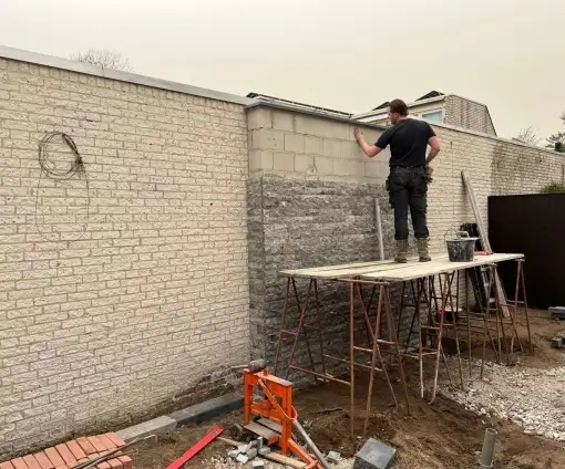 images/0000nieuws/2022/16-3-steenstrips/steenstrips-muur-maken-luxe-tuin-aanleg-tilburg-met-keramische-tegels-breda-510x424-034