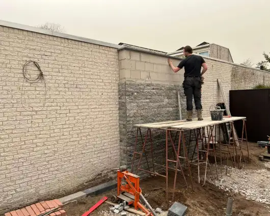 images/0000nieuws/2022/16-3-steenstrips/steenstrips-muur-maken-luxe-tuin-aanleg-tilburg-met-keramische-tegels-breda-530x424-023