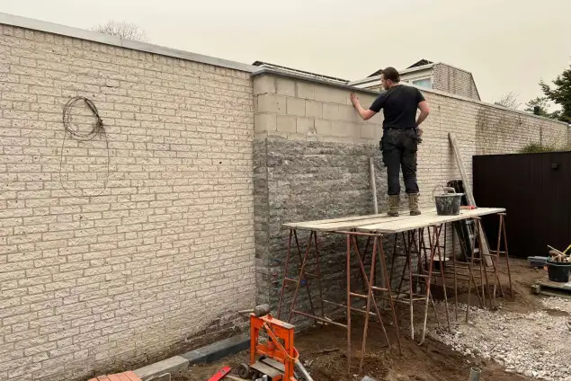 images/0000nieuws/2022/16-3-steenstrips/steenstrips-muur-maken-luxe-tuin-aanleg-tilburg-met-keramische-tegels-breda-635x424-c37