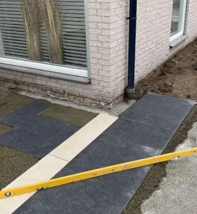 images/0000nieuws/2022/16-3-steenstrips/steenstrips-muur-maken-luxe-tuin-aanleg-tilburg-met-keramische-tegels-leggen-voor-oprit-390x424-e6c