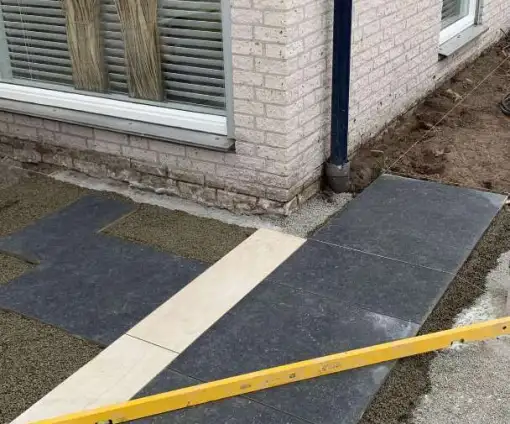images/0000nieuws/2022/16-3-steenstrips/steenstrips-muur-maken-luxe-tuin-aanleg-tilburg-met-keramische-tegels-leggen-voor-oprit-510x424-9c6