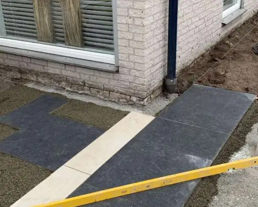 images/0000nieuws/2022/16-3-steenstrips/steenstrips-muur-maken-luxe-tuin-aanleg-tilburg-met-keramische-tegels-leggen-voor-oprit-530x424-fb0