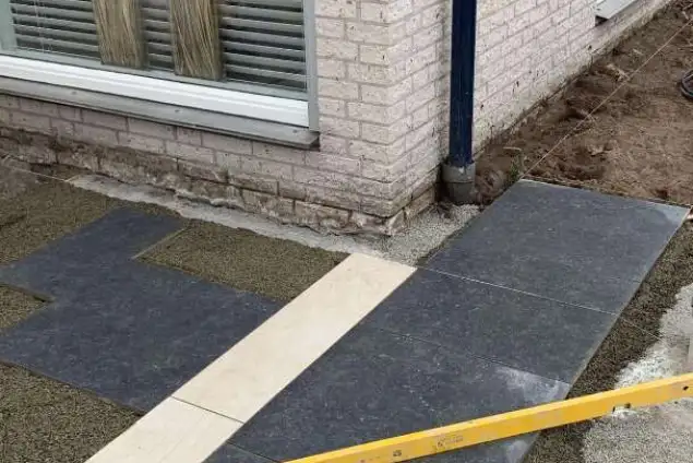 images/0000nieuws/2022/16-3-steenstrips/steenstrips-muur-maken-luxe-tuin-aanleg-tilburg-met-keramische-tegels-leggen-voor-oprit-635x424-450