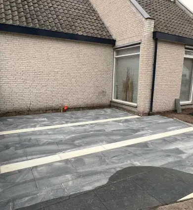 images/0000nieuws/2022/16-3-steenstrips/steenstrips-muur-maken-luxe-tuin-aanleg-tilburg-met-keramische-tegels-oisterwijk-390x424-9e4