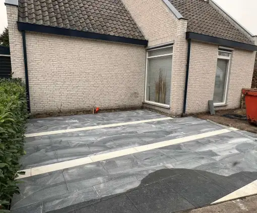 images/0000nieuws/2022/16-3-steenstrips/steenstrips-muur-maken-luxe-tuin-aanleg-tilburg-met-keramische-tegels-oisterwijk-510x424-162