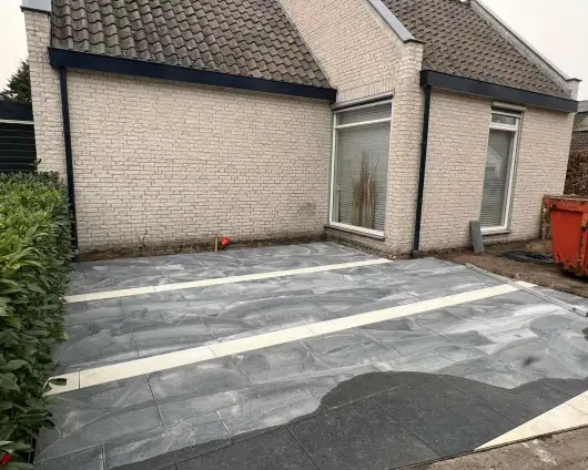 images/0000nieuws/2022/16-3-steenstrips/steenstrips-muur-maken-luxe-tuin-aanleg-tilburg-met-keramische-tegels-oisterwijk-530x424-a54