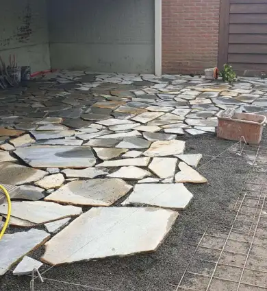 images/0000nieuws/2022/17-2-flagtone-s-gravendeel/23-2-flagstone-leggen-s-gravendeel-breda-390x424-c70