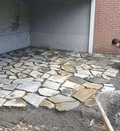 images/0000nieuws/2022/17-2-flagtone-s-gravendeel/flagstone-leggen-s-gravendeel-390x424-3a0