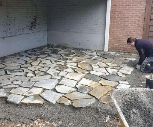 images/0000nieuws/2022/17-2-flagtone-s-gravendeel/flagstone-leggen-s-gravendeel-510x424-321