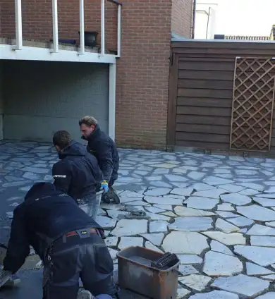 images/0000nieuws/2022/17-2-flagtone-s-gravendeel/voegen-flagstone-s-gravendeel-met-voegzand-en-cement-390x424-c60