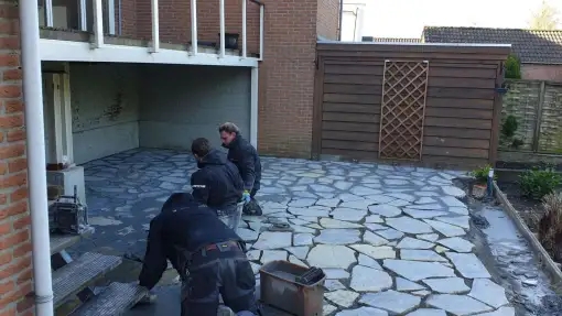images/0000nieuws/2022/17-2-flagtone-s-gravendeel/voegen-flagstone-s-gravendeel-met-voegzand-en-cement-510x287-cd5