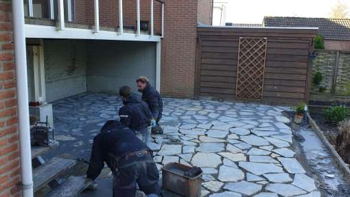 images/0000nieuws/2022/17-2-flagtone-s-gravendeel/voegen-flagstone-s-gravendeel-met-voegzand-en-cement-510x287-fd8