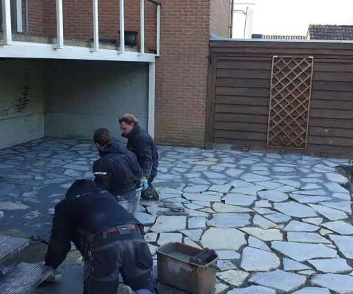 images/0000nieuws/2022/17-2-flagtone-s-gravendeel/voegen-flagstone-s-gravendeel-met-voegzand-en-cement-510x424-ea8
