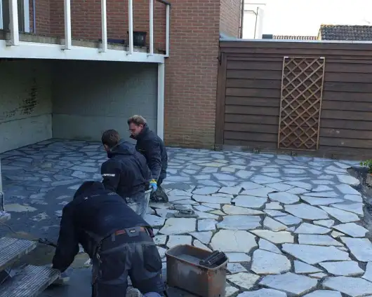 images/0000nieuws/2022/17-2-flagtone-s-gravendeel/voegen-flagstone-s-gravendeel-met-voegzand-en-cement-530x424-e00