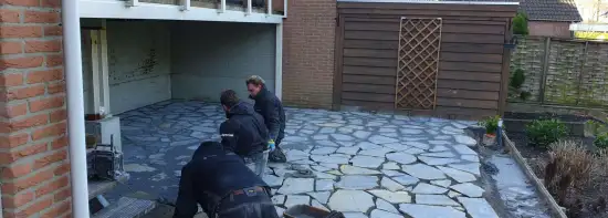 images/0000nieuws/2022/17-2-flagtone-s-gravendeel/voegen-flagstone-s-gravendeel-met-voegzand-en-cement-550x197-955