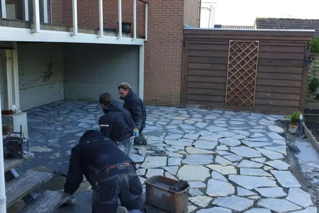 images/0000nieuws/2022/17-2-flagtone-s-gravendeel/voegen-flagstone-s-gravendeel-met-voegzand-en-cement-635x424-c53