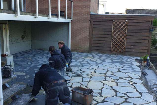 flagstone leggen en verwerken invoegen van de flagstone 