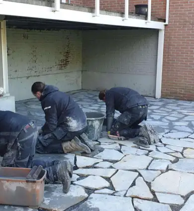 images/0000nieuws/2022/17-2-flagtone-s-gravendeel/voegen-flagstone-s-gravendeel-met-voegzand-en-cement-breda-390x424-6a7