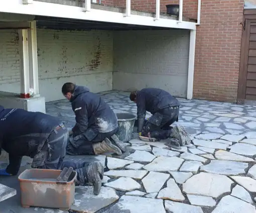 images/0000nieuws/2022/17-2-flagtone-s-gravendeel/voegen-flagstone-s-gravendeel-met-voegzand-en-cement-breda-510x424-ed0