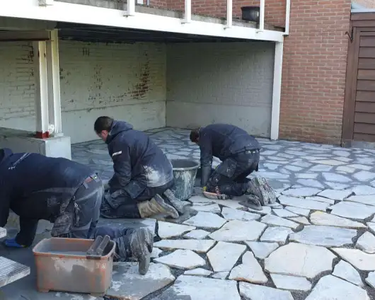 images/0000nieuws/2022/17-2-flagtone-s-gravendeel/voegen-flagstone-s-gravendeel-met-voegzand-en-cement-breda-530x424-cfc