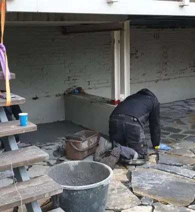 images/0000nieuws/2022/17-2-flagtone-s-gravendeel/voegen-flagstone-s-gravendeel-met-voegzand-en-cement-rotterdam-390x424-443
