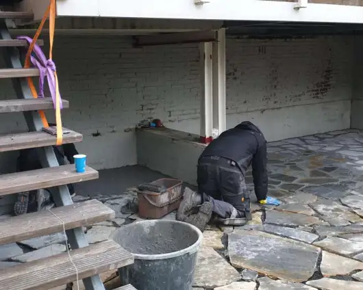 images/0000nieuws/2022/17-2-flagtone-s-gravendeel/voegen-flagstone-s-gravendeel-met-voegzand-en-cement-rotterdam-530x424-aa5