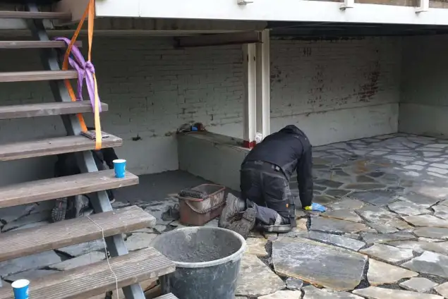 images/0000nieuws/2022/17-2-flagtone-s-gravendeel/voegen-flagstone-s-gravendeel-met-voegzand-en-cement-rotterdam-635x424-f04