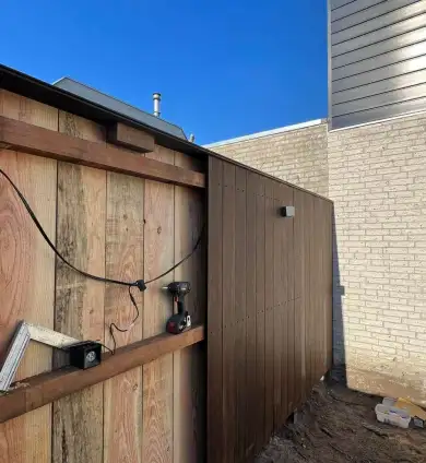 images/0000nieuws/2022/2-3-bamboe-schutting/bijzonder-materiaal-gebruiken-voor-een-schutting-bamboe-planken.-breda-390x424-6ab